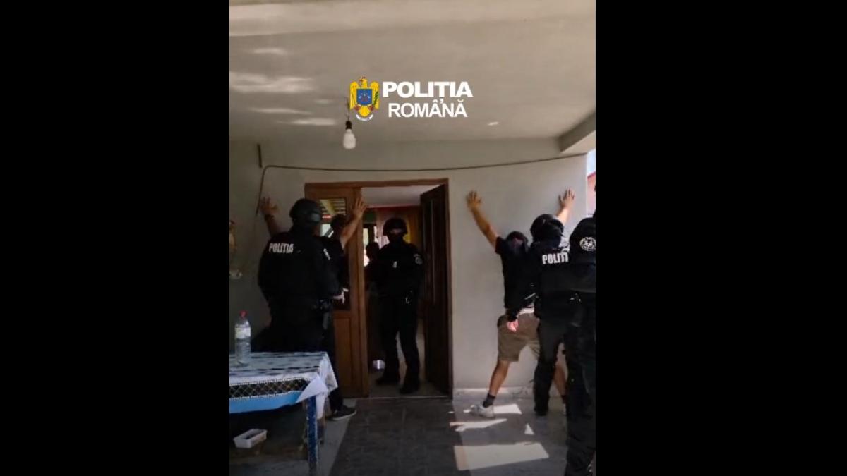 Cine sunt cei trei bărbați care ar fi atacat cu bâte și topoare o ambulanță în județul Cluj. Mascații au descins la ei acasă / Video