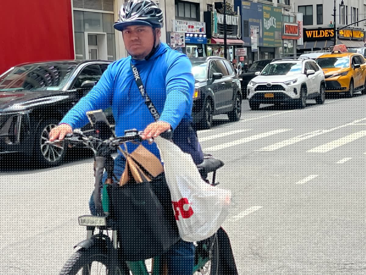Deliveristas de NYC mejoraron sus ingresos desde enero: $104 millones más en propinas