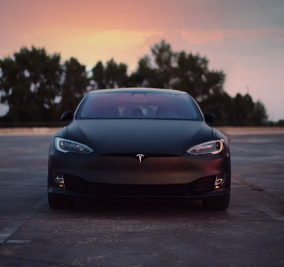 Tesla slibuje AI revoluci, ale letošní investice těžce zaostávají. Středeční výsledky budou testem trpělivosti
