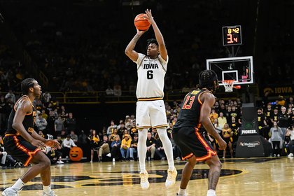 Hawks overcome slow start, hang on against USC 73-72
