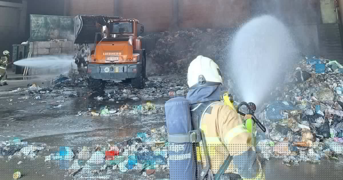 Sonderalarm! - Feuerwehren rückten zu Brand in Müllhalle aus