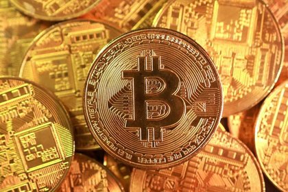 Bitcoin slips as Fed chair speculation hits risky assets