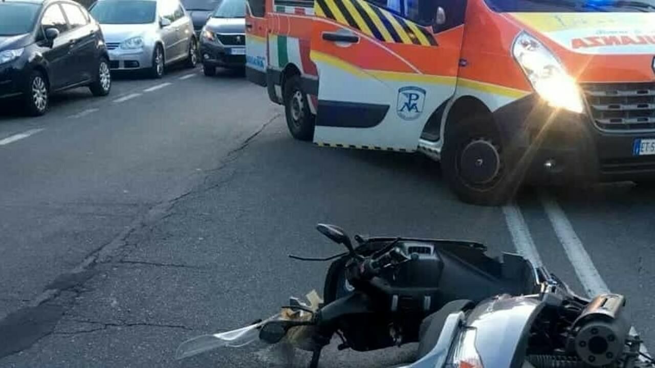 Incidente auto e moto nel Milanese: 17enne soccorso in elicottero e portato in ospedale