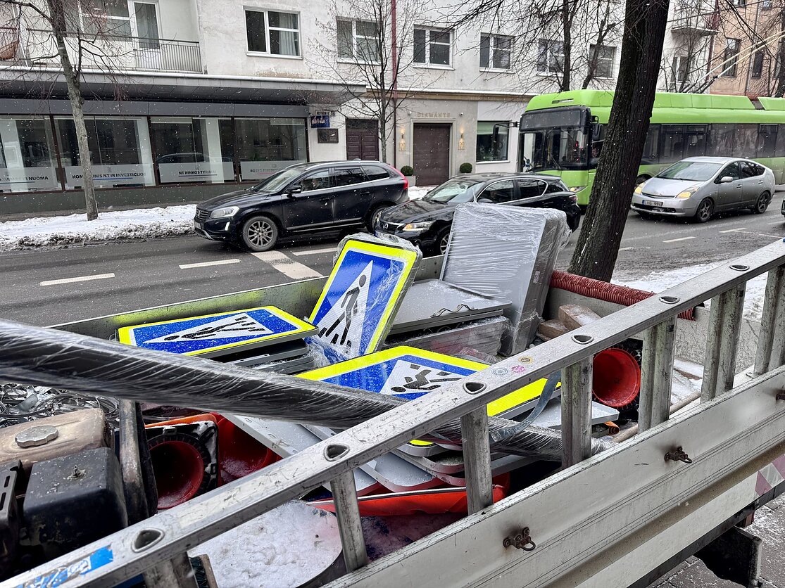 Žurnalistinis tyrimas: Kaune už tūkstančius eurų statomi negaliojantys kelio ženklai