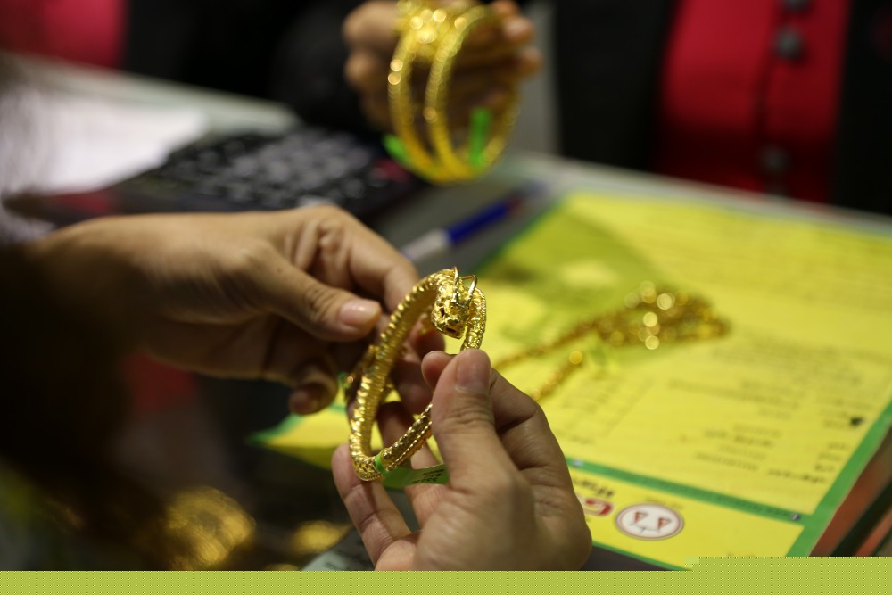 Silver crosses 4 lakh mark, gold up 6 pc as safe haven demand surges