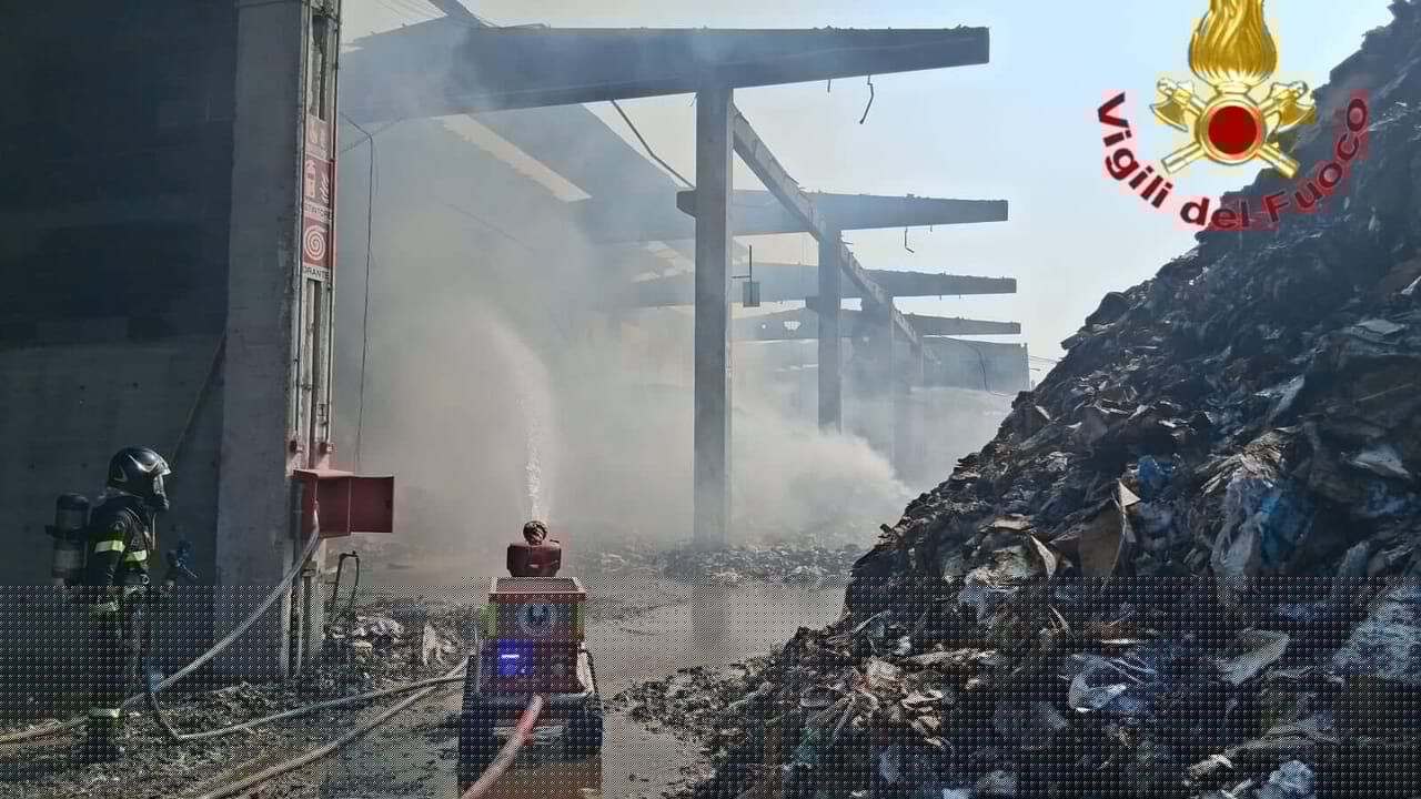 Incendio di rifiuti nell'impianto di A2a: prosegue il lavoro dei vigili del fuoco