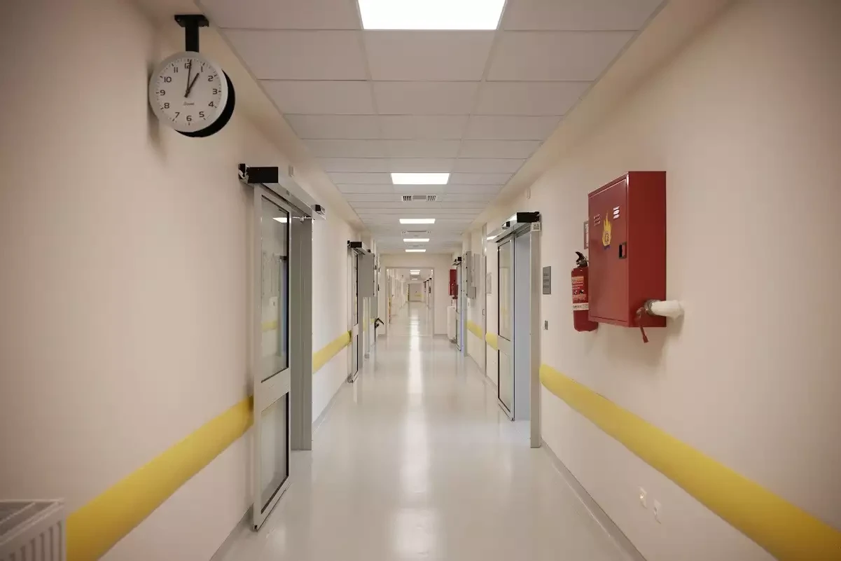 «Οι επόμενες ώρες είναι κρίσιμες»: Στη ΜΕΘ Παίδων 3χρονο κοριτσάκι που κινδύνεψε να πνιγεί
