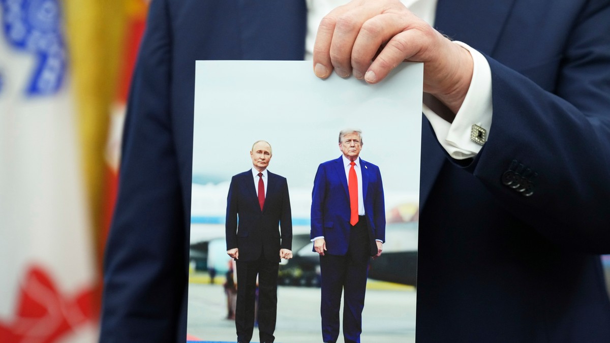 EVO KO ZAPRAVO VLADA U BELOJ KUĆI… BAREM NA FOTOGRAFIJAMA Tramp izazvao pometnju, odmah stigle reakcije: "Stavlja Putina iznad porodice"