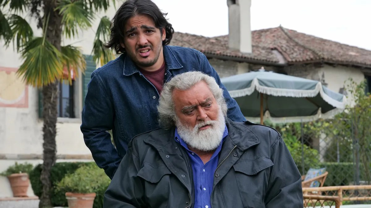 Esprimi un desiderio, recensione: Angioni e Abatantuono in uno scontro generazionale