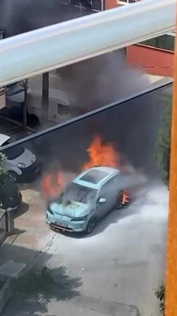 Maltepe'de park halindeki elektrikli otomobil yandı