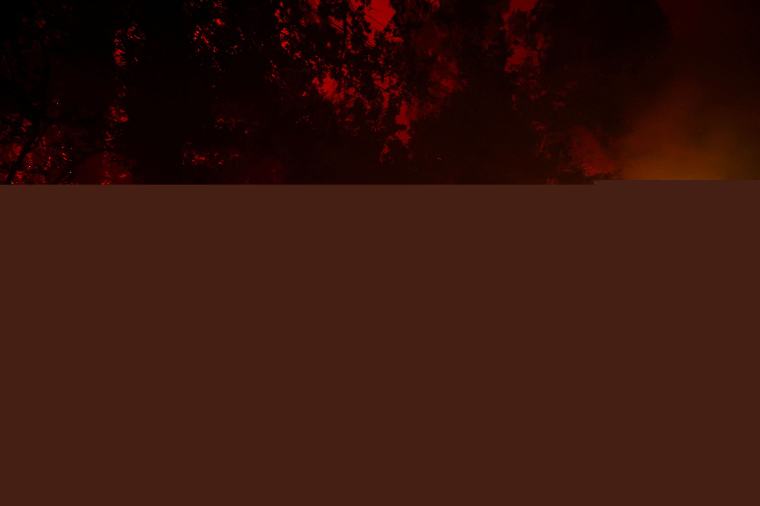 La lutte acharnée des pompiers contre les violents incendies en Gironde, dans les Landes et dans le Var