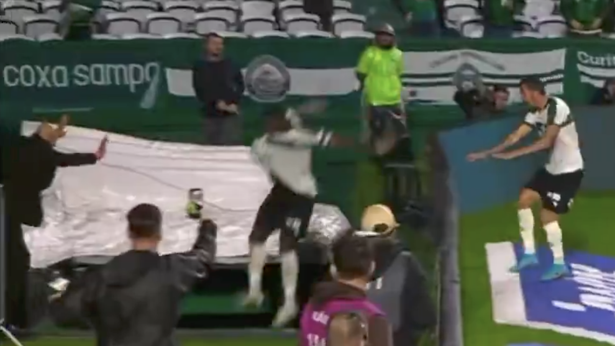 Il tombe dans un trou et se blesse en célébrant un but... finalement annulé par la VAR : un joueur brésilien veut célébrer avec ses supporters et tombe dans les escaliers pour les vestiaires