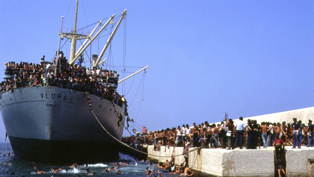 35 anni fa 20mila albanesi sbarcarono a Bari, oggi il ricordo con Kledi Kadiu