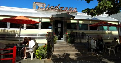 People Drive From All Over Vermont Just To Eat At This 1950s-Style Diner