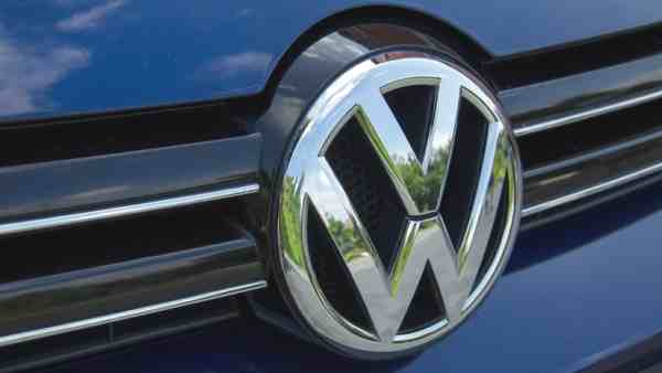 Volkswagen, stop produzione di auto elettriche in due stabilimenti: