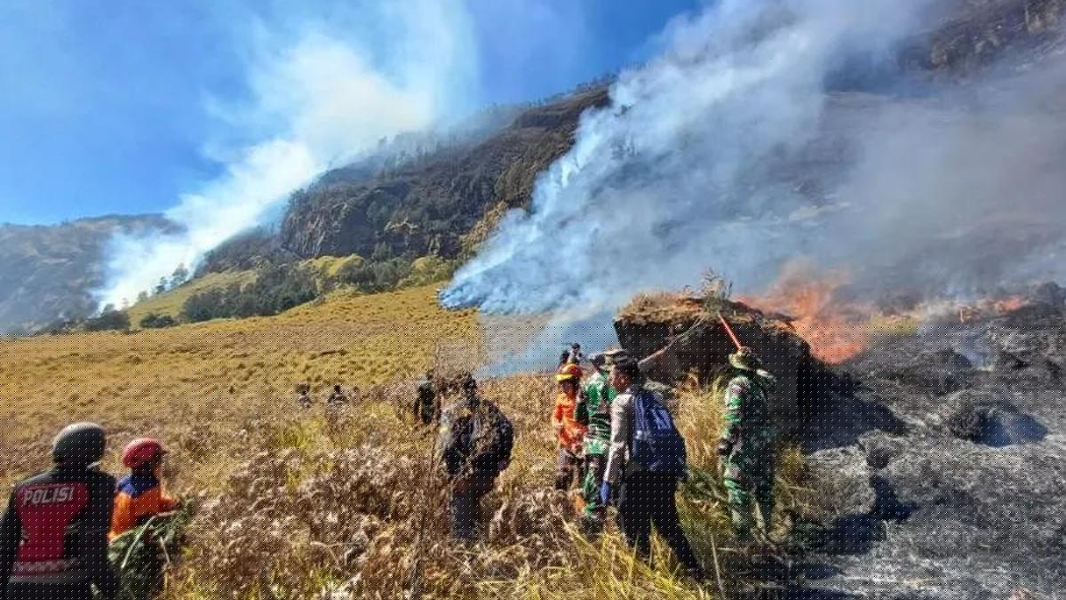 2 Helikopter Water Bombing Bantu Jinakkan Kebakaran di Bromo