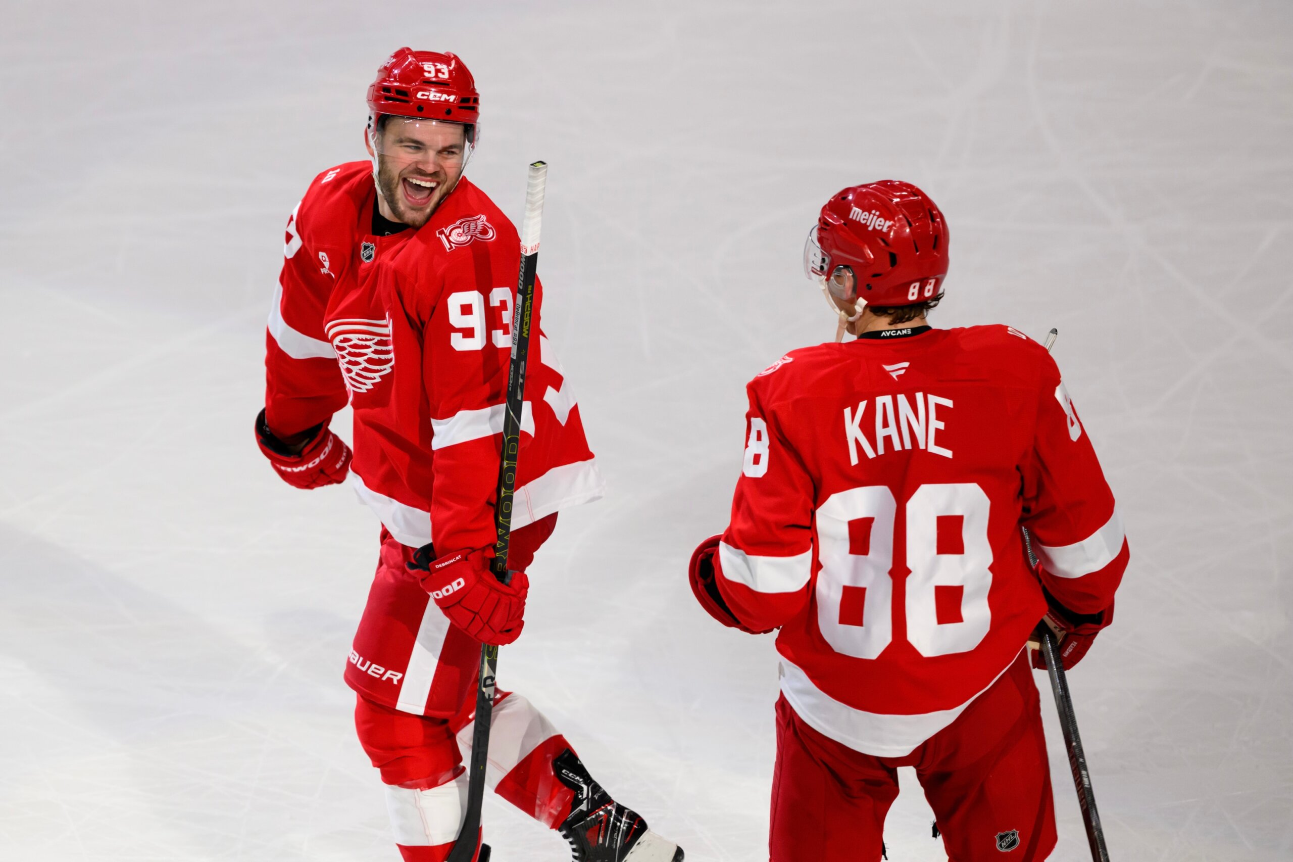 Patrick Kane passes Mike Modano for the most NHL points by a US-born player