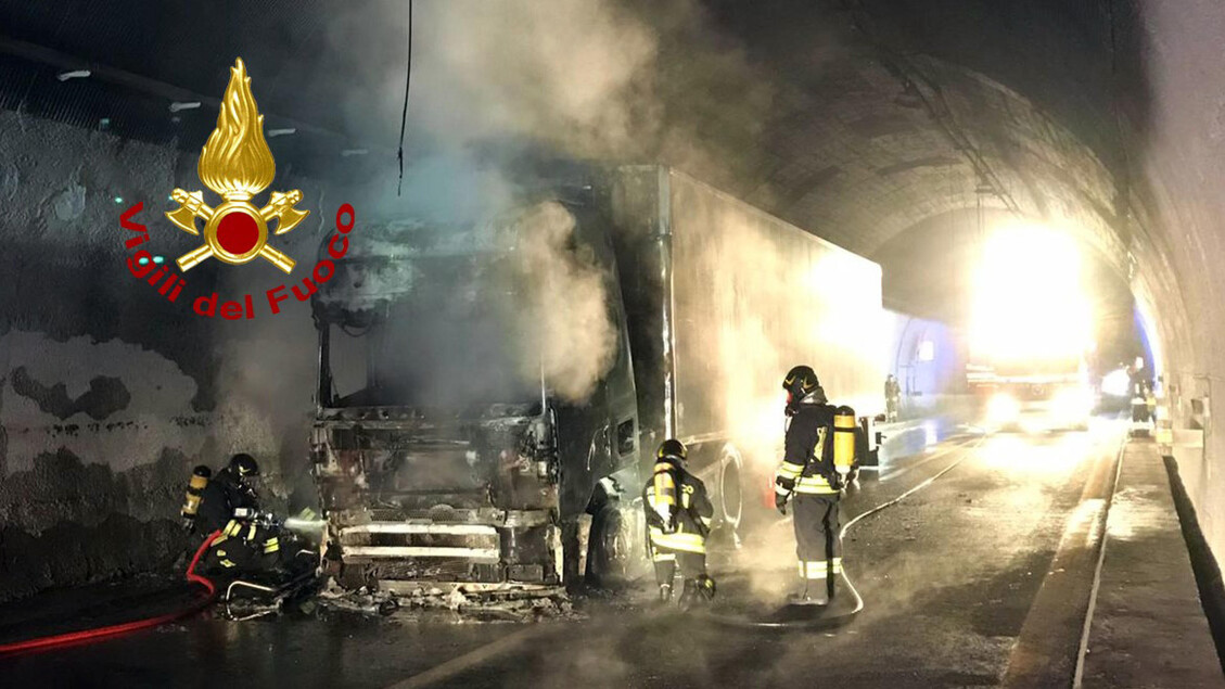Camion a fuoco in galleria, riaperto il tratto dell'A1