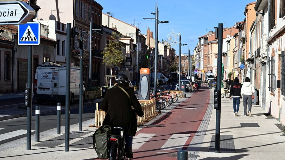 Un piéton violemment percuté par une voiture à Toulouse : le conducteur prend la fuite, la victime transportée à l'hôpital