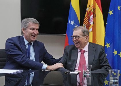 Feijóo fuerza al PP europeo a posicionarse sobre Venezuela y evidenciar la ambigüedad de Sánchez con el régimen