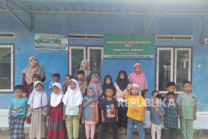 “Belajar di Lantai, tapi Mimpi Harus Setinggi Langit” Kisah Ibu Inspiratif PNM
