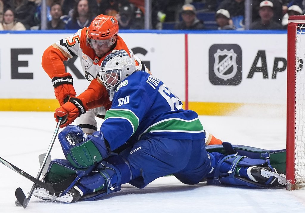Canucks top Ducks 2-0 thanks to late goals from O’Connor, Blueger