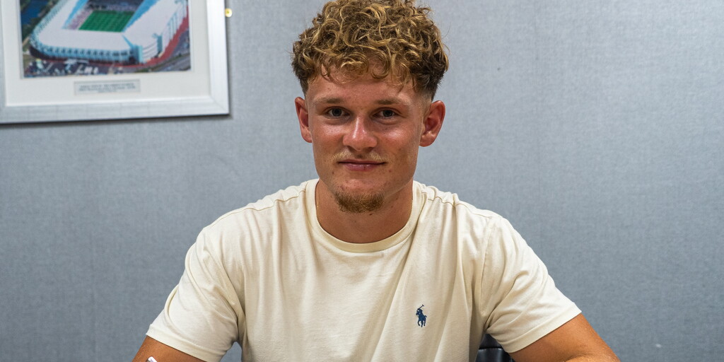 Billy Clarke signs first Professional Contract at Swansea City