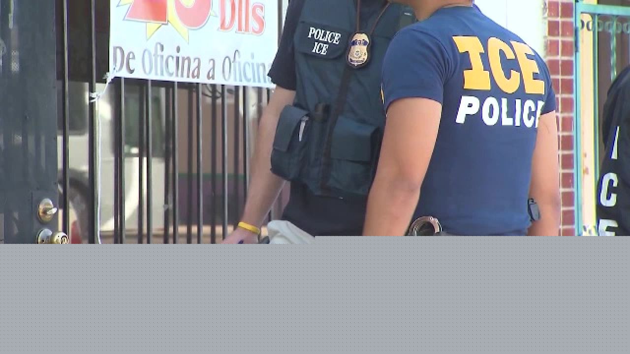 Serviciul ICE al SUA intenționează să achiziționeze mănuși cu electroșocuri pentru „dezescaladarea conflictelor”