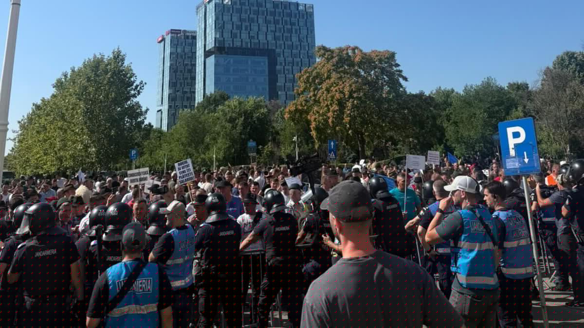 Tensiuni la protestul oierilor. Fermierii au rupt gardurile, apoi au cântat "Treceți batalioane române Carpații"/ REPORTAJ DCNews: "Ne-au dat spray în ochi. Da ce suntem noi, criminali"?