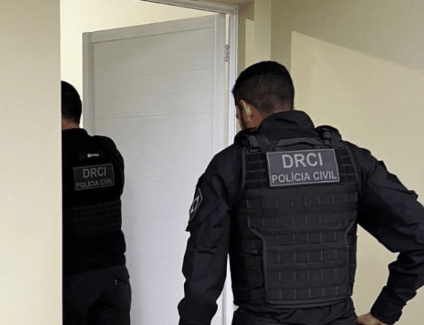 Jovem é preso em MT suspeito de difundir ideologias neonazistas e racistas nas redes sociais