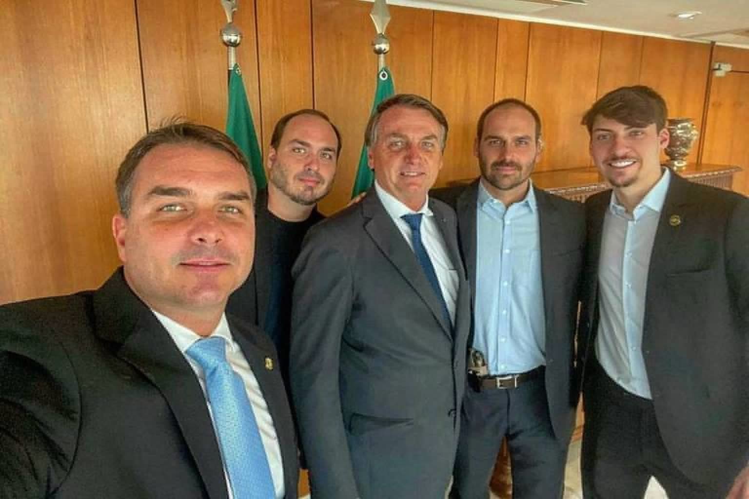 Bolsonaro pede a Moraes autorização para receber Flávio, Carlos e Jair Renan no dia dos pais