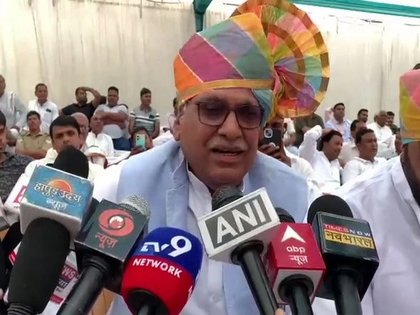 India News | SP Leader Babu Singh Urges Investigation into Jail Attack on Former UP Minister Gayatri Prajapati