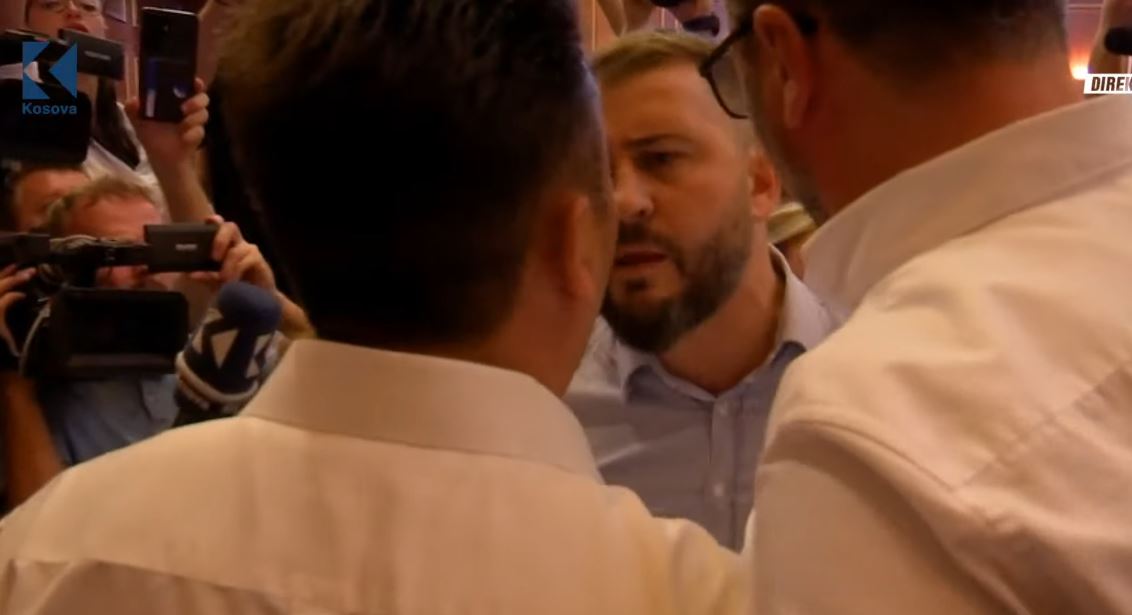 Kuvendi në Kosovë ‘arenë’ përplasjesh/ Tensione mes deputetëve të LVV-së dhe PDK-së, Rrustemi-Lushtakut: Mos më prek (VIDEO)