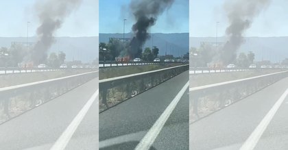 Un coche ardiendo en la A-7 a la altura del Carrefour de Palmones causa retenciones en hora punta