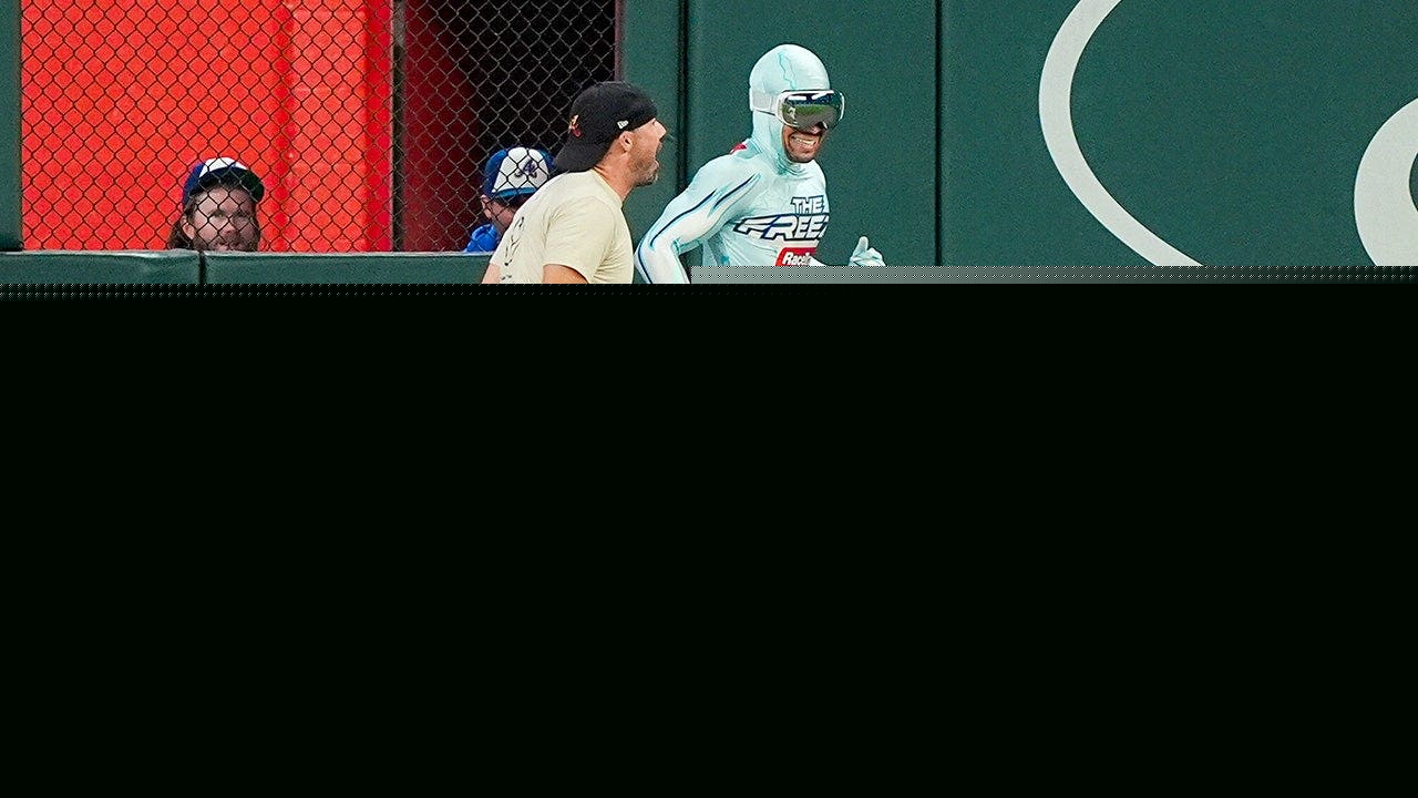 Atlanta Braves fan taunts The Freeze with a blown kiss and gets passed in spectacular fashion