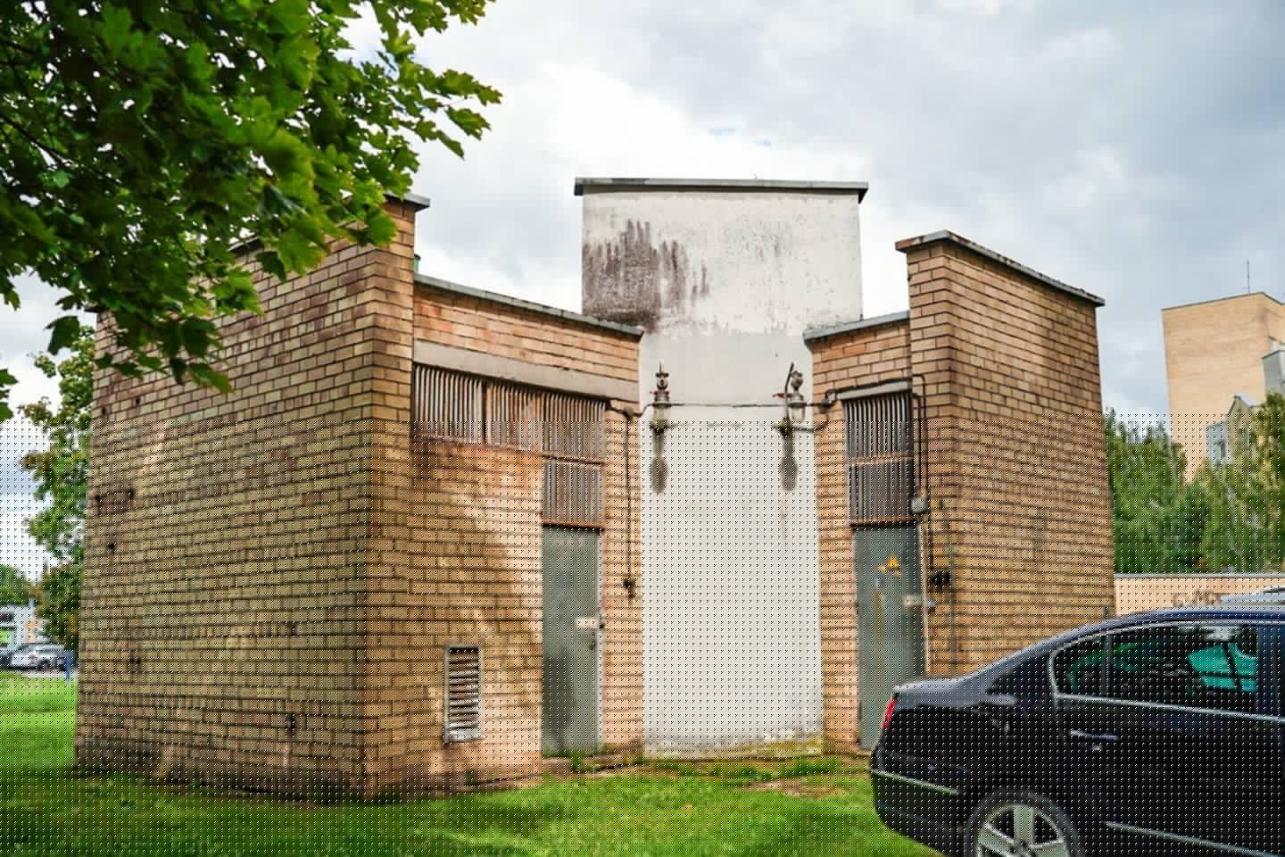 Panevėžyje parduoda statinį su netikėta praeitimi: tarp daugiabučių nepanaudotas stovėjo 15 metų