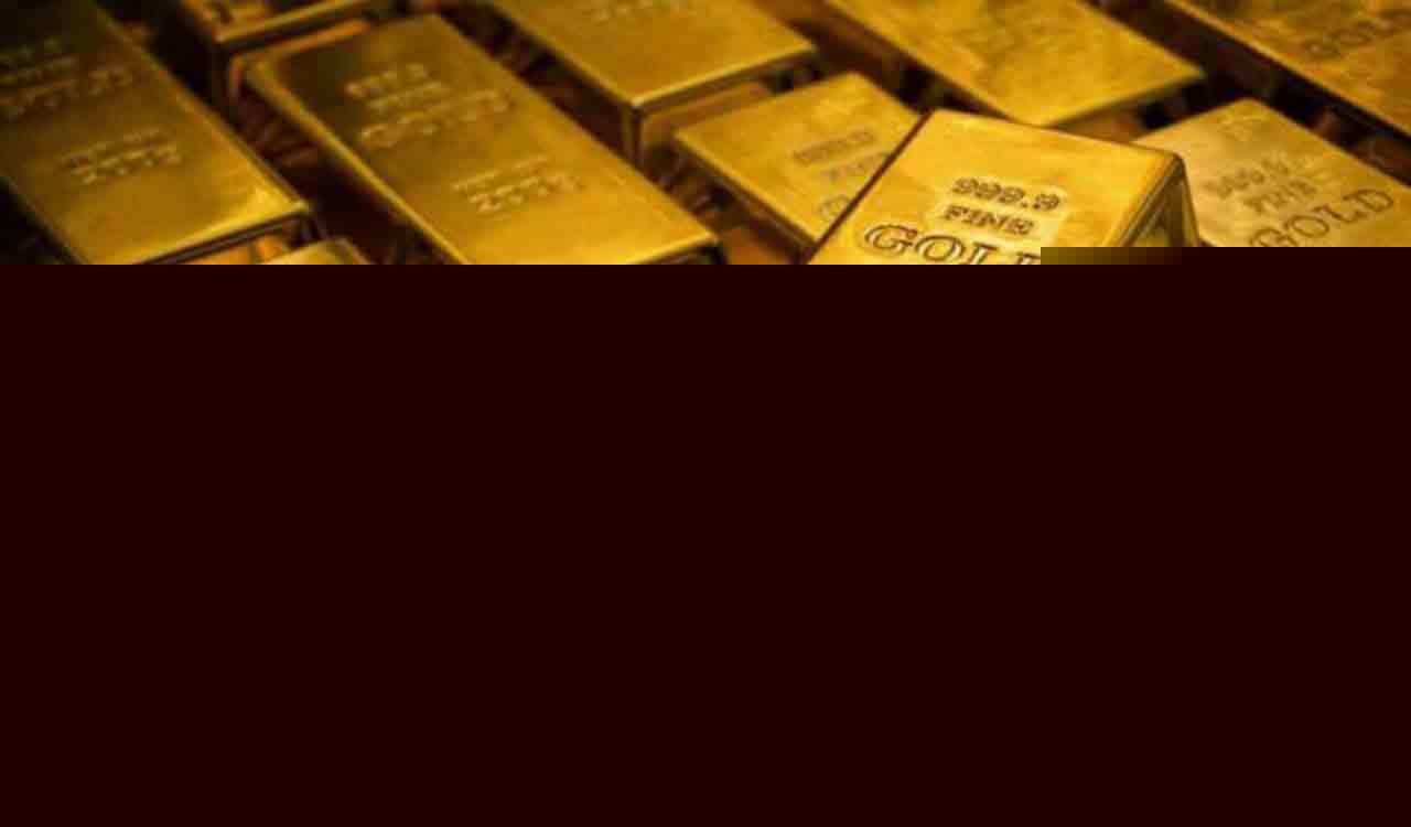Gold futures jump Rs 2,165 on strong global cues