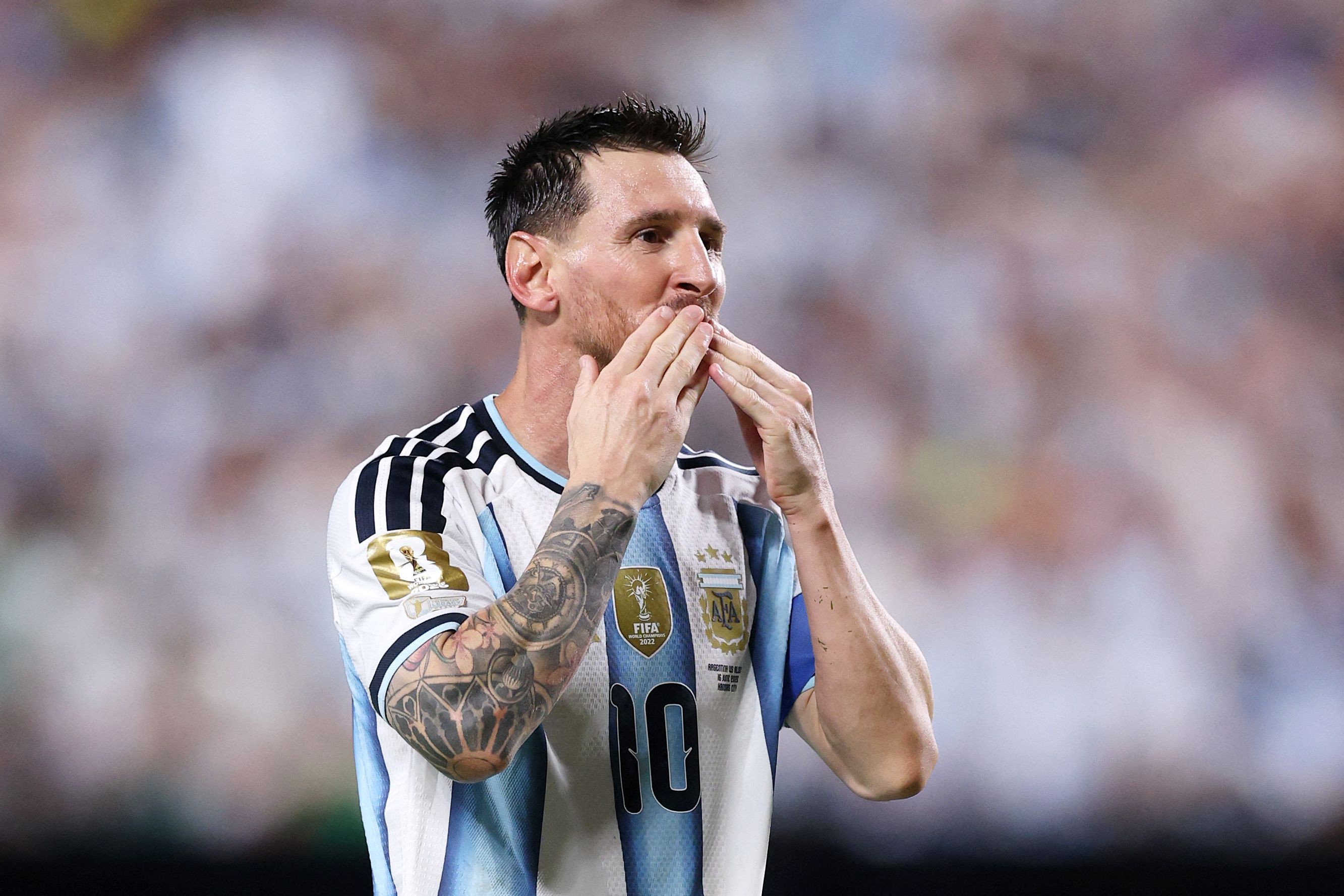 Messi jogou a Copa do Mundo enquanto pai estava internado e chegou a se emocionar na estreia