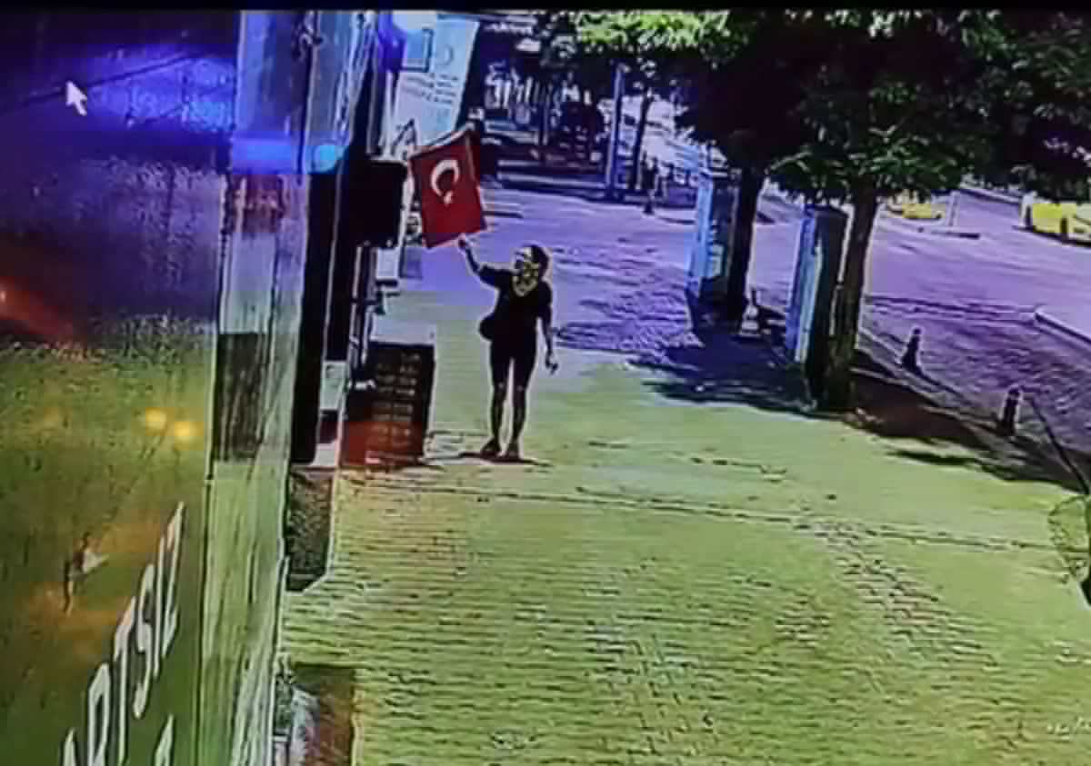 Muğla'da Türk bayrağını yakan kadın yakalandı