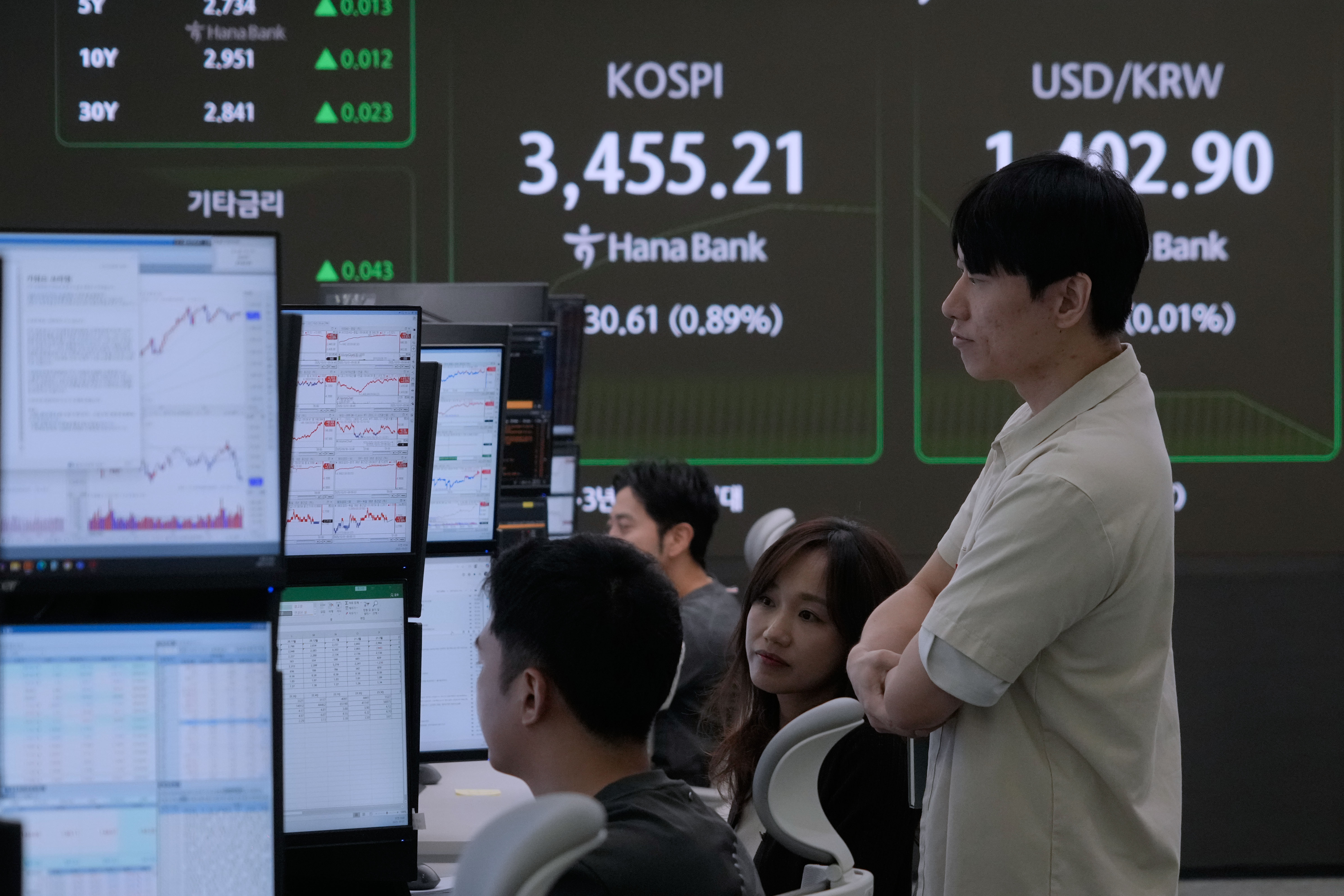 Gold Hits Record, Wall St Falls as US Govt Shuts Down