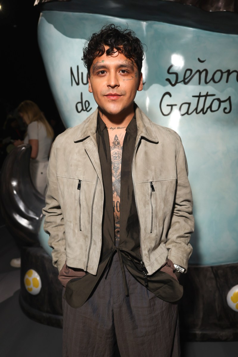 Christian Nodal le canta a su suegro Pepe Aguilar en su cumpleaños