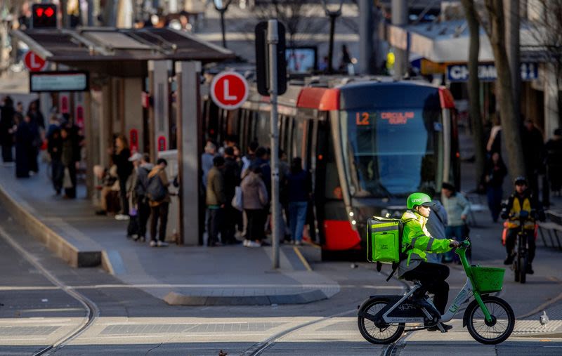 Australia sets 'world-leading' minimum pay and insurance rules for gig delivery workers