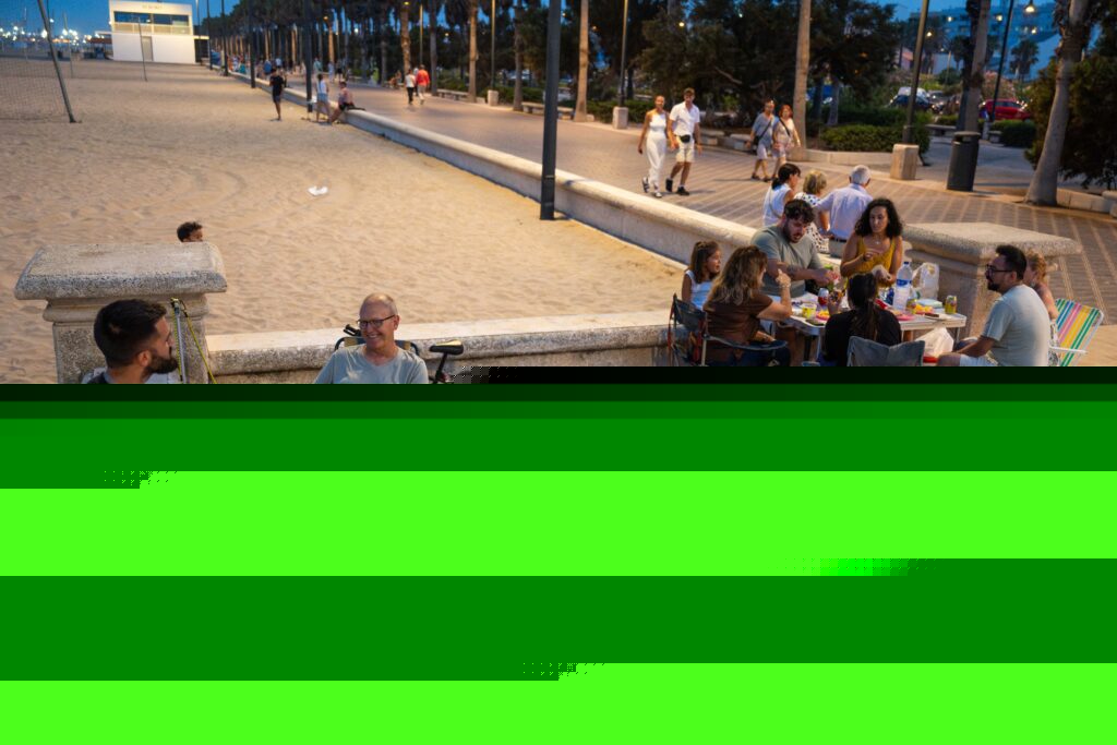 Veïns i hotelers, enfrontats pel sopar a la fresca a la platja de la Malva-rosa