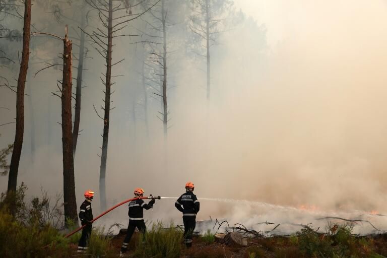 En Gironde, l'incendie monstre est désormais "à 15 km" de l'agglomération de Bordeaux