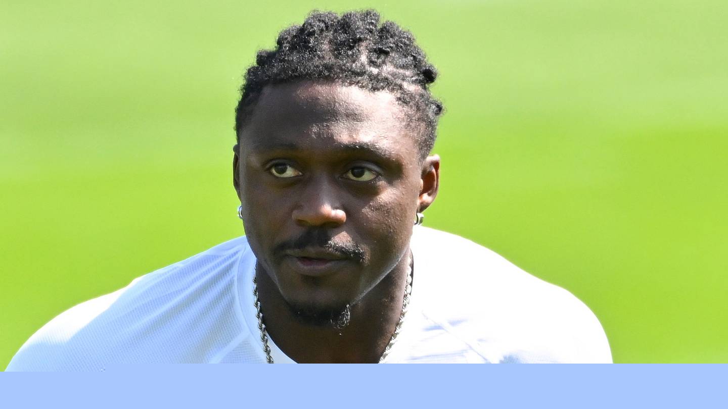 A.J. Brown sends Patriots fans into a panic after suffering an injury at practice