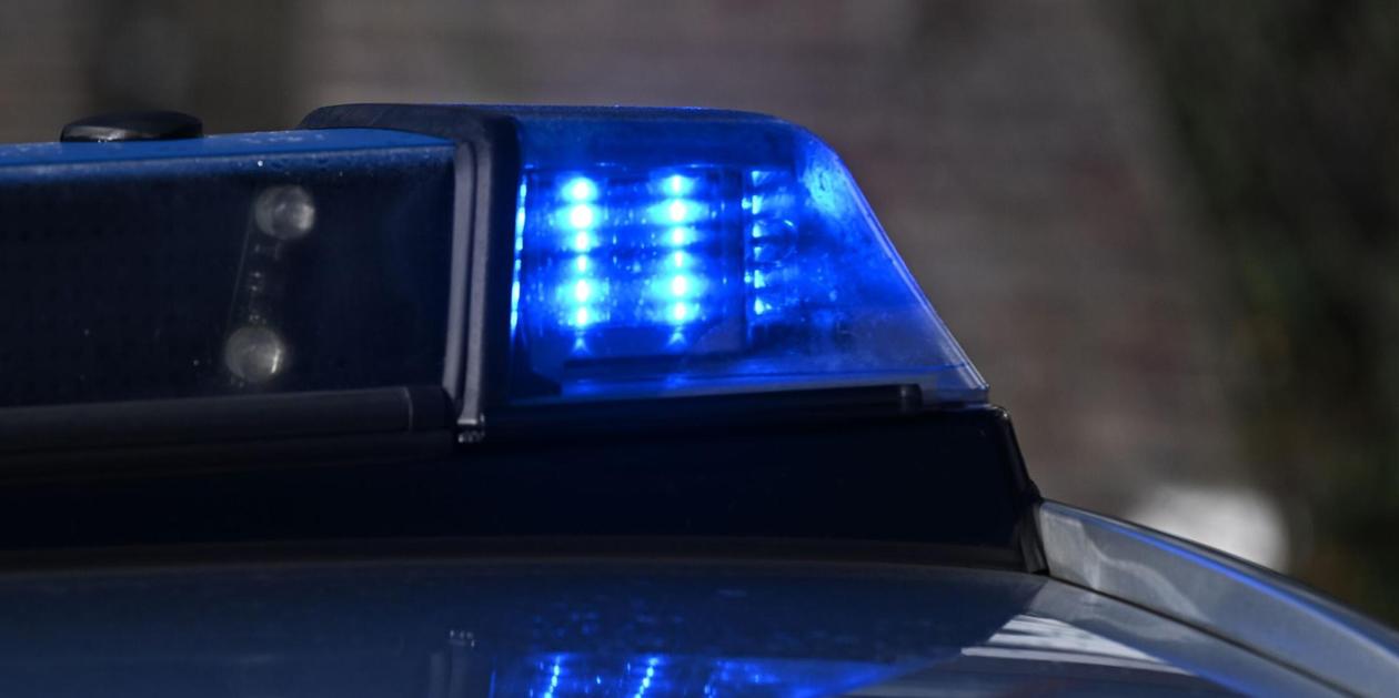 Wagen überschlägt sich und bleibt in Wiese liegen: Junge Frau bei Unfall schwer verletzt