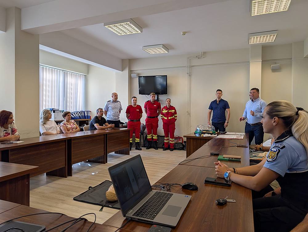 Defibrilatoare instalate în zece puncte din Bacău. Angajații au fost instruiți pentru acordarea primului ajutor