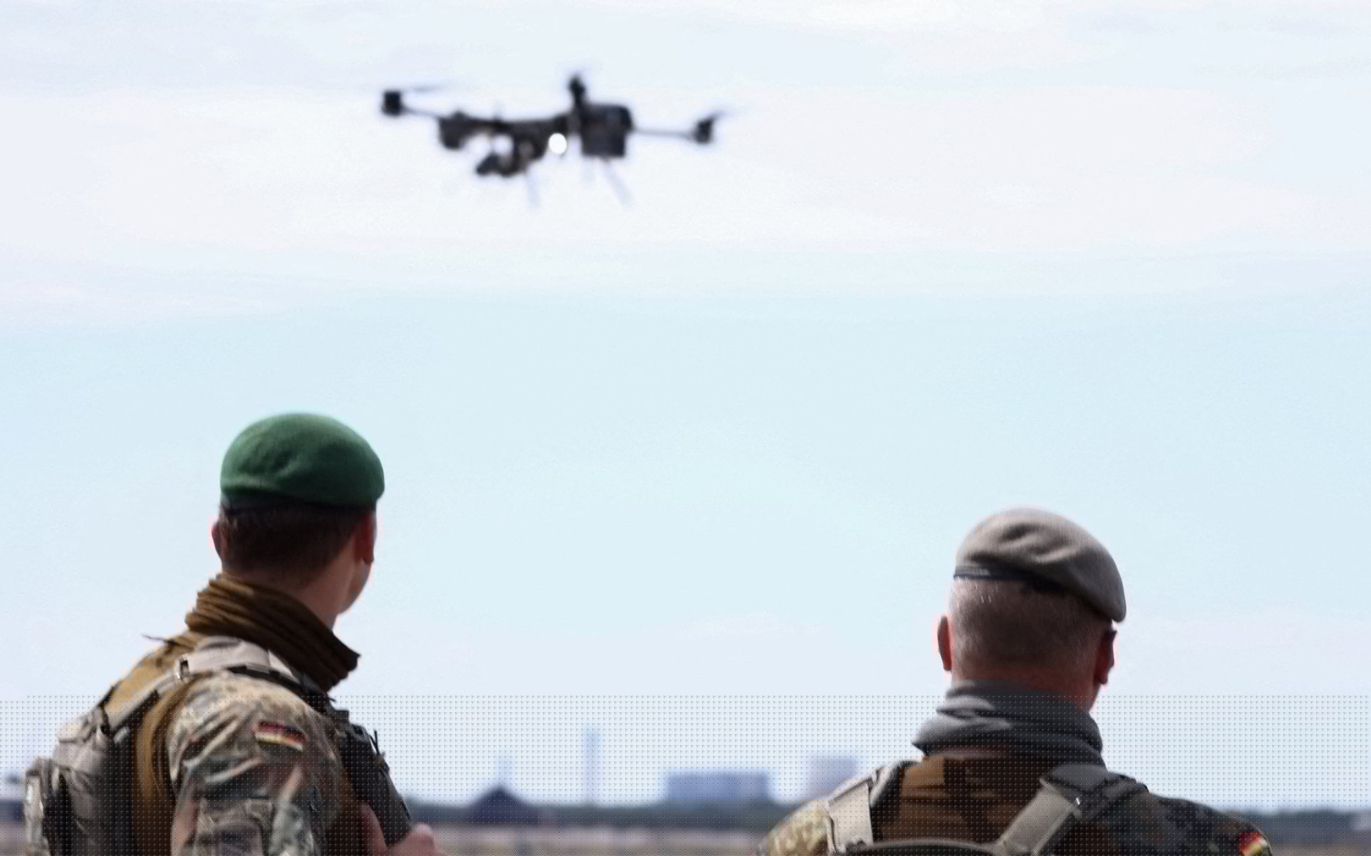 Setki podejrzanych dronów nad niemieckimi obiektami wojskowymi. Bundeswehra ostrzega