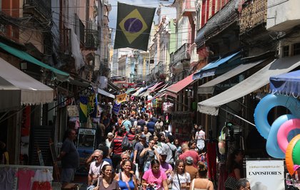 Por que o Brasil do baixo desemprego é também o do endividamento recorde das famílias?