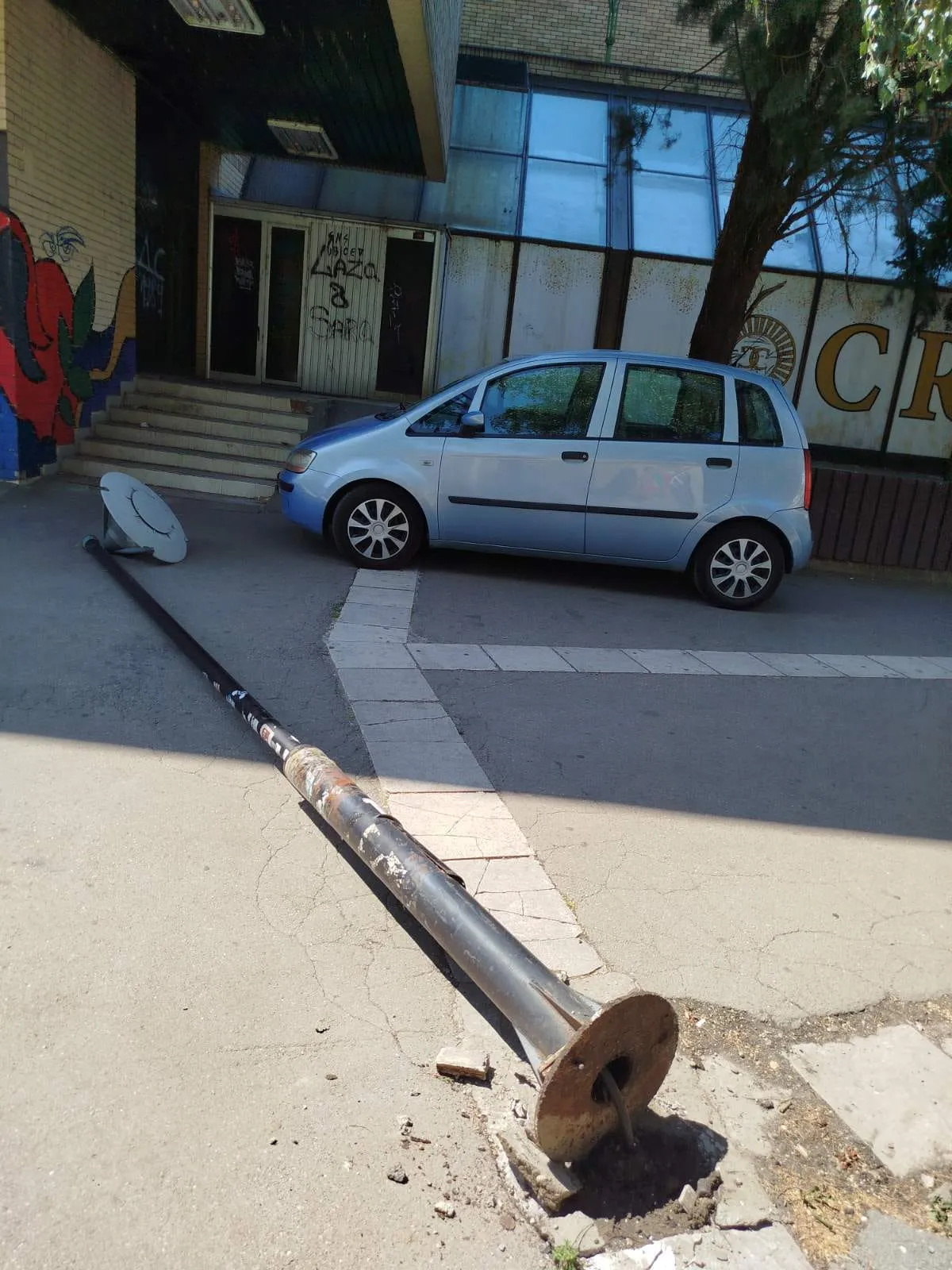 (FOTO) Bandera sa svetiljkom pala na šetalište u centru Jagodine